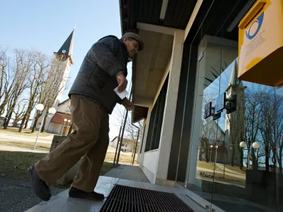 Po&scaron;ta, leva stran hi&scaron;e je bila včasih Banka, zdaj pa so vzeli tudi bankomat, reportaža Kočevska Reka, ,stavba, //FOTO: Jaka AdamičOPOMBA: ZA OBJAVO V ČASOPISU DNEVNIK / Foto: Jaka Adamič