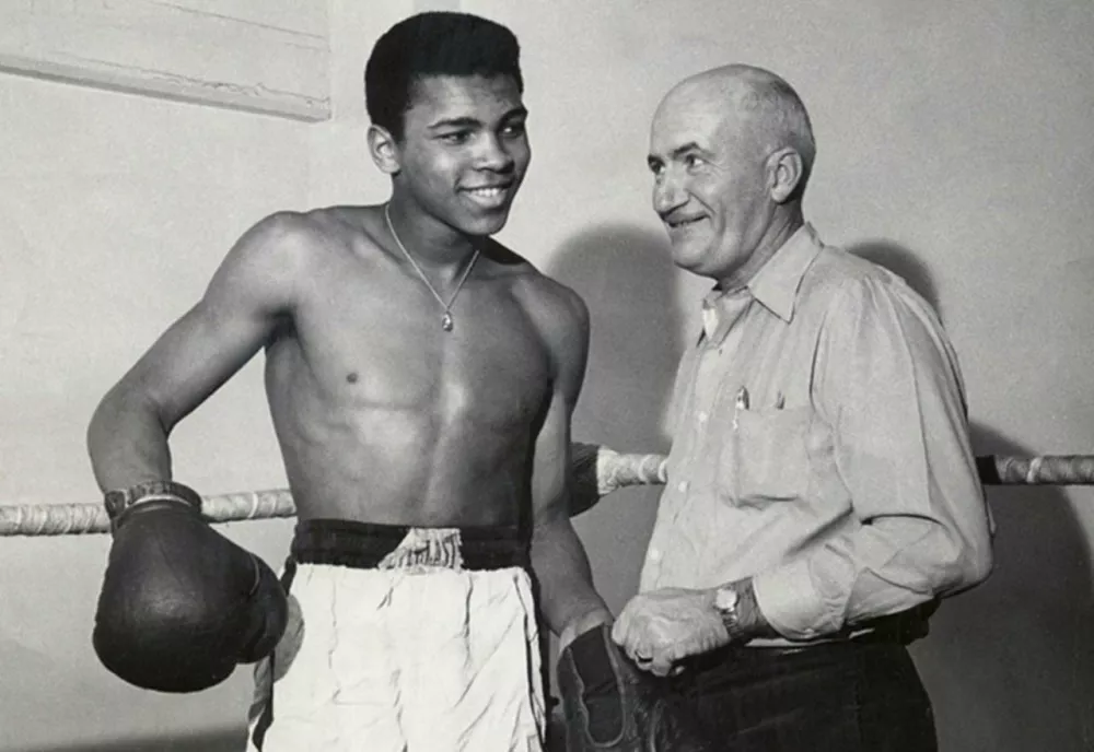 Komaj 18-letni Cassius Clay in njegov trener Joe E. Martin januarja 1960 / Foto: Wikipedija