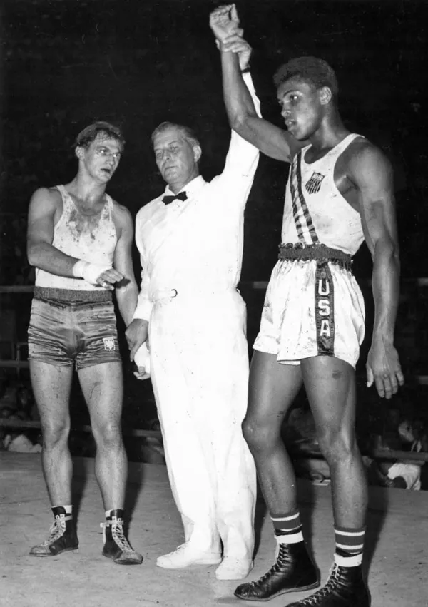 Muhammad Ali se je okitil z zlato medaljo na olimpijskih igrah v Rimu leta 1960, ko je v finalu premagal poljskega boksarja Zbigniewa Pietrzykowskega. / Foto: Wikipedija