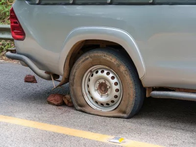 Pickup truck carrying overloaded produce suffered tire blowout while parked on rural highway during transportation of goods / Foto: Mumemories