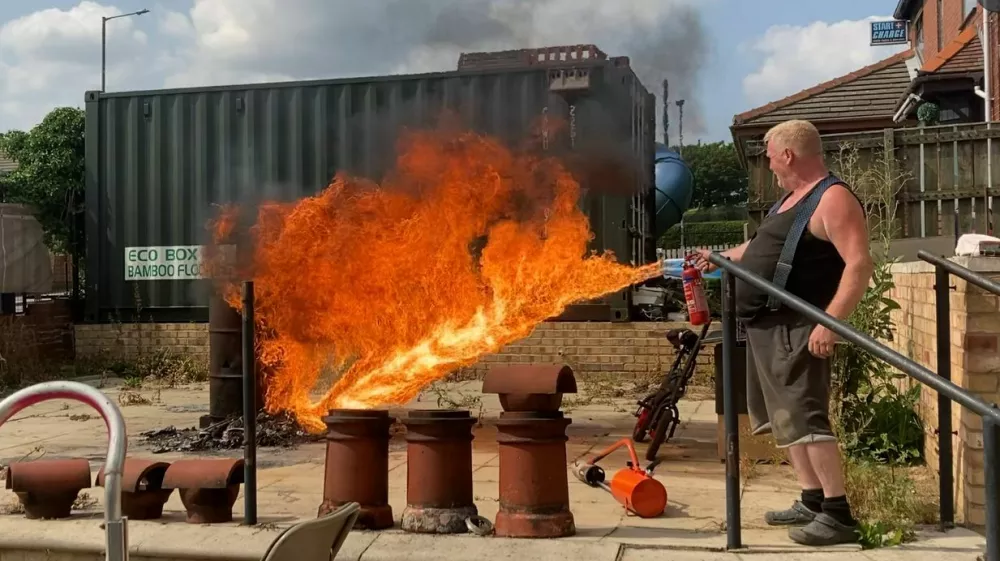Ian Claughton je na dvori&scaron;ču domače hi&scaron;e tako preizku&scaron;al doma narejen metalec ognja. 