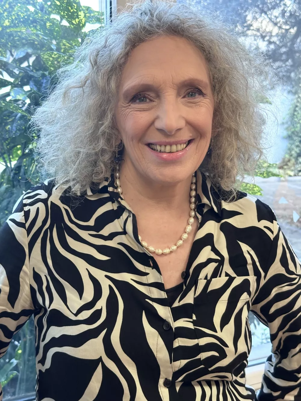 Založni&scaron;tvo kot most, hi&scaron;a na Volčjem Gradu kot prostor jezika