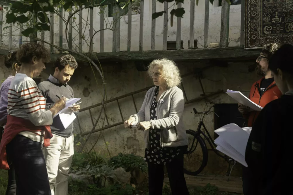 Založni&scaron;tvo kot most, hi&scaron;a na Volčjem Gradu kot prostor jezika