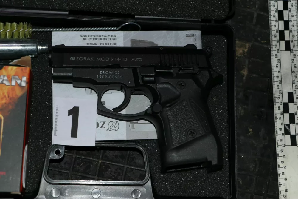 V hi&scaron;ni preiskavi so zasegli plinsko pi&scaron;tolo. 