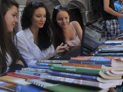 Učitelj nima popolne avtonomije, saj je dolžan slediti učnemu načrtu