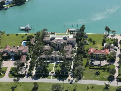 161532, Elle Macpherson and her husband, Miami-based hotel heir and billionaire Jeffrey Soffer, live in this  million waterfront home. Soffer originally purchased the property in July of 2000 for .3 million and had the nearly 25,600 square foot, 9 bedroom, 11 bathroom Mediterranean estate custom built for himself and his first wife Kimberly, whom he later divorced.. Miami, Florida - Thursday February 2, 2017., Credit:Pacific Coast News / Thibault Monnier,Image: 315138100, License: Rights-managed, Restrictions: Supplied by PacificCoastNews. Los Angeles Office (PCN): +1 310.822.0419 UK Office (Avalon): +44 (0) 20 7421 6000 sales@pacificcoastnews.com FEE MUST BE AGREED PRIOR TO USAGE, Model Release: no