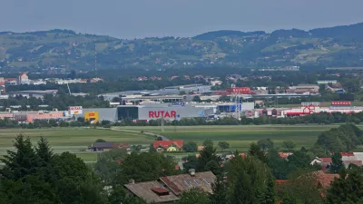 Selitev podjetij v tujino: Bolj kot za resne grožnje gre za pritisk na politične stranke