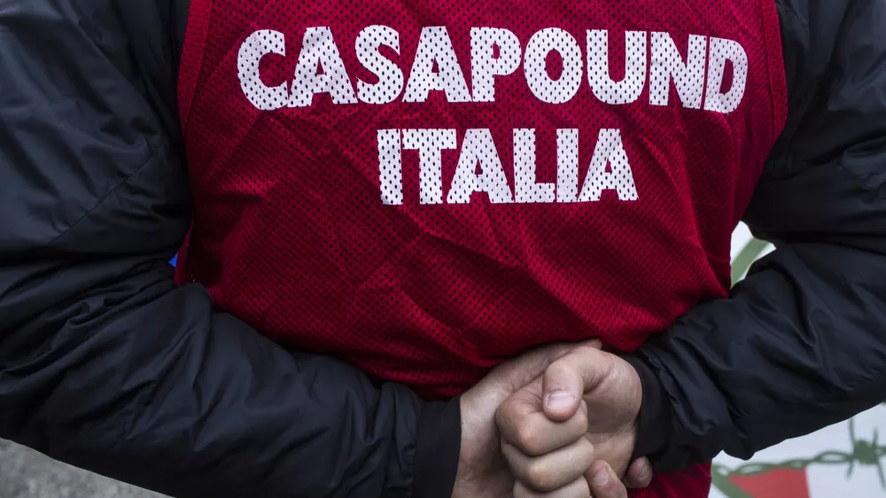 - povorka neofa&scaron;istov po gori&scaron;kih ulicah - Italijanska neofa&scaron;istična skupina CasaPound  - 23.05.2015 Gorica - Fa&scaron;istični in antifa&scaron;istični shod ob 100. obletnici vstopa Italije v 1. svetovno vojno pod geslom "Nekateri Italijani se ne predajo!", da bi slavili vojno ter smrti milijonov izkoristili za lastno promocijo - italijansko fa&scaron;istično gibanje Casa Pound izvedlo shod v Gorici in drugi protifa&scaron;istični antimilitaristični shod kot odgovor na shod fa&scaron;ističnega gibanja v organizaciji deželnega protifa&scaron;ističnega laboratorija kot miroljubno protimanifestacijo - zborovanje - prtestni shod - nacionalne demonstracije - manifestacija //FOTO: Jaka Gasar