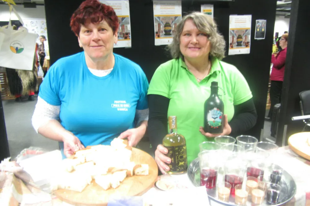 &Scaron;tefanija Kulič in Renata &Scaron;traban iz Kulturno turističnega dru&scaron;tva Vaneča sta iz Puconcev naredili destinacijo, ki jo mora obiskati vsak iskalec lepote... Pa &scaron;e hostel kot srce sredi narave imajo! Nova je destilarna Beyond Mura. In treba je videti velikansko Velikonočno jace povezanosti v cerkvi sv. Bo&scaron;tjana v Pečarovcih, med 29. marcem in 19. aprilom.