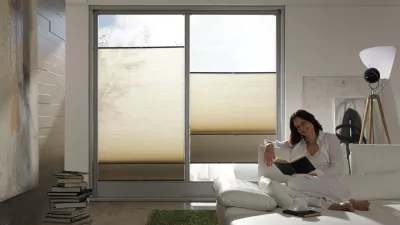 To vam lahko uspe z NOTRANJO OKENSKO DEKORACIJO. Naj bodo roloji, Plise ali Duette&reg; senčila. S premi&scaron;ljeno izbiro barve in sistema upravljanja pridobite ne le senčilo, temveč tudi lep kos okenske dekoracije.ROLOJI so na trgu že mnogo let, marsikdo bi se vpra&scaron;al, kaj je tu lahko novega?Res težko, pa kljub vsemu. Vsako leto se izbolj&scaron;ujejo mehanizmi za upravljanje; enostavne PVC materiale izpodrivajo kovinski detajli, tkanine so bolje obdelane in imajo tako dalj&scaron;o življenjsko dobo.V povezavi z bogato izbiro tkanin dobimo izjemen izdelek, gladkih enostavnih linij, zelo priljubljeno v moderni arhitekturi.Poseben tip roloja se imenuje DUO ROLO.Po sistemu delovanja in montaže oz. umestitve v prostor je zelo podoben klasičnemu prostovisečemu roloju, posebnost je tkanina, ki je razdeljena na popolnoma transparentne in na netransparentne pasove. Ker blago teče dvoplastno, imamo omogočeno popolno ali le delno zasenčitev. PLISE ZAVESE odlikuje izjemna praktičnost, enostavnost, hkrati pa izjemna dekorativnost in kvaliteta senčenja. Upravljanje je ročno, posebnost pliseja je, da je ta hip edino senčilo, ki ga lahko odpiramo od spodaj navzgor. To je pogosto dobrodo&scaron;lo v kuhinjah, da je pogled na funkcionalne povr&scaron;ine zastrt, pogled skozi zgornji del steklene povr&scaron;ine pa ostaja odprt. Poleg tega so pliseji idealna re&scaron;itev za okna nepravilnih oblik, tako trikotnih, trapezoidnih, kot polokroglih.DUETTE&reg; senčila spadajo v družino plise senčil. Razlika, ki je pravzaprav najpomembnej&scaron;a, je ta, da je tkanina Duette&reg; tkana kot satovje, torej dvojna. To prina&scaron;a nekaj dobrodo&scaron;lih lastnosti. Senčila Duette&reg; pozimi v prostoru prihranijo do 12 %energije. Poleti &scaron;čitijo pred soncem, topel zrak tako ostane med senčilom ter steklom in se na tak način prostor manj segreva. Hkrati nudijo dodatno zvočno izolacijo. v