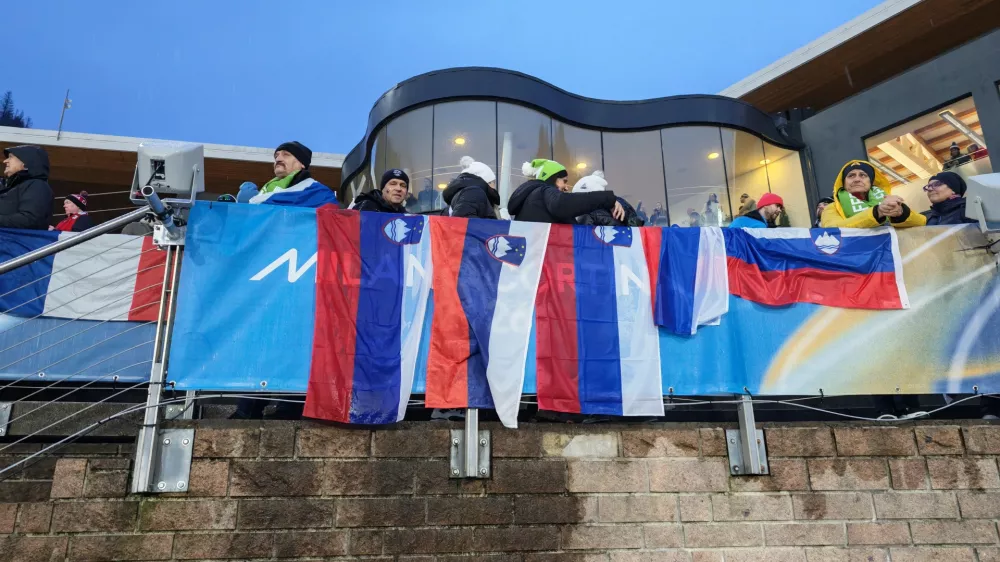 Slovenski navijači so se hitro združili na tribunah.