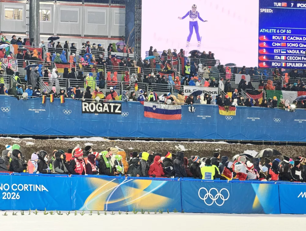 Tudi na stranski tribuni prevladujejo slovenski navijači.