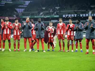 Soccer Football - Bundesliga - Werder Bremen v Bayern Munich - Weserstadion, Bremen, Germany - February 14, 2026 Bayern Munich players applaud fans after the match REUTERS/Fabian Bimmer DFL REGULATIONS PROHIBIT ANY USE OF PHOTOGRAPHS AS IMAGE SEQUENCES AND/OR QUASI-VIDEO.