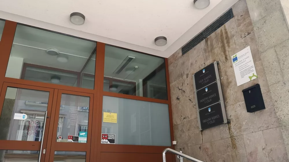 Obtoženega ne zmorejo pospremiti nekaj metrov do sodi&scaron;ča