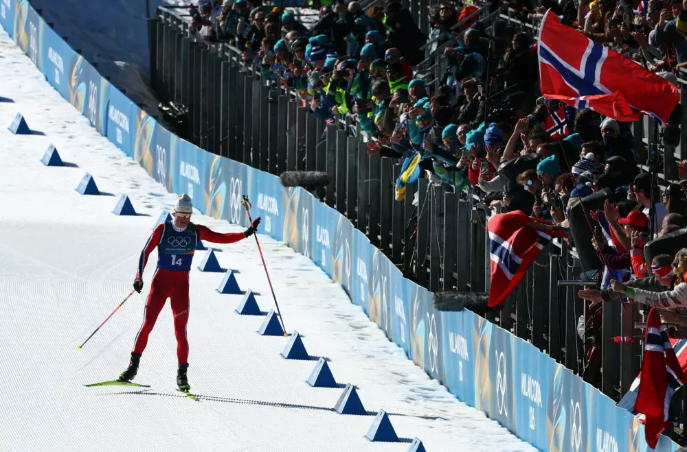 Milano Cortina 2026 Olympics - Cross-Country Skiing - Men's 4 x 7.5km Relay - Tesero Cross-Country Skiing Stadium, Lago, Italy - February 15, 2026. Johannes Hoesflot Klaebo of Norway celebrates with fans before crossing the finish line to win the gold medal REUTERS/Kacper Pempel