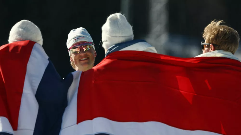 Milano Cortina 2026 Olympics - Cross-Country Skiing - Men's 4 x 7.5km Relay - Tesero Cross-Country Skiing Stadium, Lago, Italy - February 15, 2026. Johannes Hoesflot Klaebo of Norway celebrates with teammates after winning the gold medal for Norway in the Men's 4 x 7.5km Relay REUTERS/Kai Pfaffenbach