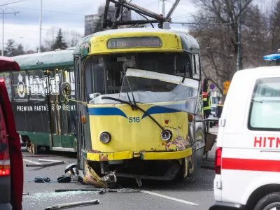 12.02.2026., Sarajevo, Bosna i Hercegovina - Na glavnoj gradskoj prometnici, u ulici Zmaja od Bosne tramvaj je iskocio iz tracnica pri cemu je ostecena i tramvajska stanica. Hitne sluzbe su na terenu, u nesreci je ozlijedjeno nekoliko osoba. Photo: Armin Durgut/PIXSELL
