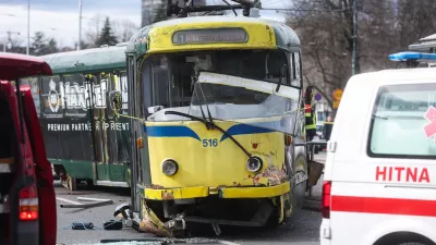12.02.2026., Sarajevo, Bosna i Hercegovina - Na glavnoj gradskoj prometnici, u ulici Zmaja od Bosne tramvaj je iskocio iz tracnica pri cemu je ostecena i tramvajska stanica. Hitne sluzbe su na terenu, u nesreci je ozlijedjeno nekoliko osoba. Photo: Armin Durgut/PIXSELL