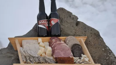 Pivo hvalur 2 je zvarjeno iz klasičnih pivskih sestavin, posebnost pa je dodatek v obliki kitovih testisov, ki so bili predhodno soljeni in dimljeni nad posu&scaron;enimi ovčjimi iztrebki, kar naj bi pivu dodalo edinstven dimljen in rahlo mesnat okus. F Stedji Brewery 