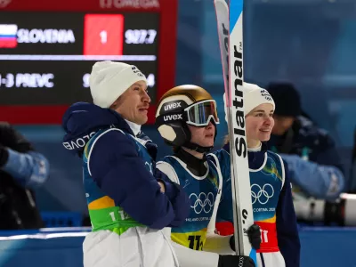 Italija, Predazzo.Zimske olimpijske igre 2026.Smucarski skoki, mesane ekipe.Slovenski skakalci Anze Lanisek, Nika Prevc in Nika Vodan.