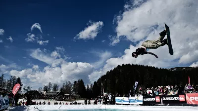 Glavni atrakciji dnevnega programa bosta tekmovanje na Luži in zabava na Slip'n Slide toboganu (&scaron;tevilo mest je omejeno). Za neomejeno zabave pa bodo v bližini Luže &scaron;e &scaron;tevilni rekreativni izzivi Smučarske zveze Slovenije, aktivacije partnerjev dogodka, hrana, pijača ter zabava z didžejem in MC-jem.