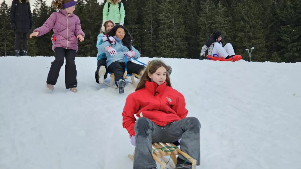 Nekateri &scaron;panski učenci so prvič uživali na snegu