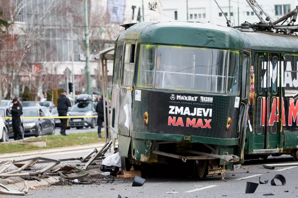 12.02.2026., Sarajevo, Bosna i Hercegovina - Na glavnoj gradskoj prometnici, u ulici Zmaja od Bosne tramvaj je iskocio iz tracnica pri cemu je ostecena i tramvajska stanica. Hitne sluzbe su na terenu, u nesreci je ozlijedjeno nekoliko osoba. Photo: Armin Durgut/PIXSELL