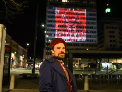 - Du&scaron;an Josip Smodej, kurator in direktor Fotopuba04.04.2022.- Portret Vladimirja Putina napolnjen s krvjo ukrajinskih borcev projeciran na stavbi Metalka, v centru Ljubljane. Projekt, ki nastaja v sodelovanju s Fotopubom, predstavlja umetni&scaron;ko delo v franciji živečega ruskega umetnika Andreja Molodkina. Umetnikovi prijatelji so za projekt svojo kri darovali, preden so se vrnili v Ukrajino, kjer se borijo za svojo državo.//FOTO: Bojan Velikonja