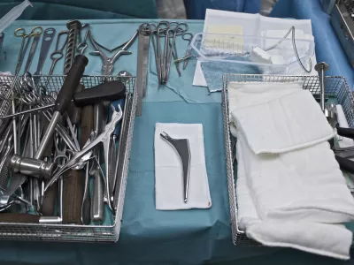 Za 300 tisoč evrov tožila kliniko zaradi po&scaron;kodbe po lepotni operaciji