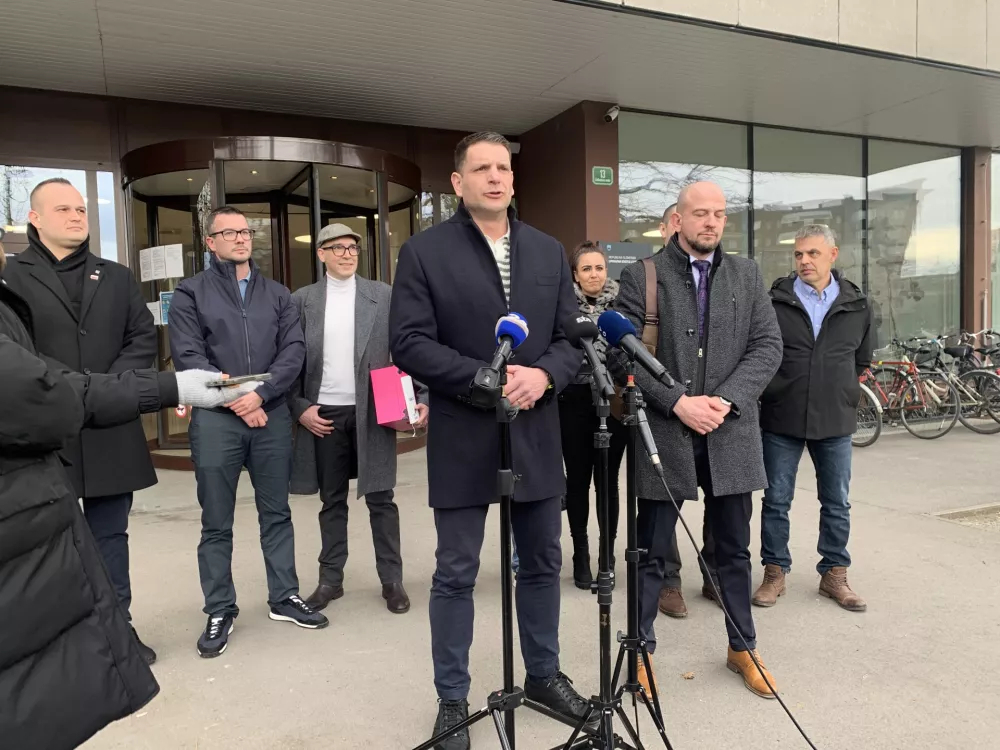 Ljubljana, Upravna enota Ljubljana.Vlozitev kandidature za drzavnozborske volitve stranke Resni.ca.Predsednik stranke Zoran Stevanovic.