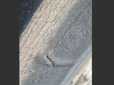 Uničena pnevmatika je le ena od &scaron;tevilnih nepravilnosti na nevarnem tovornjaku. Foto: PU Celje