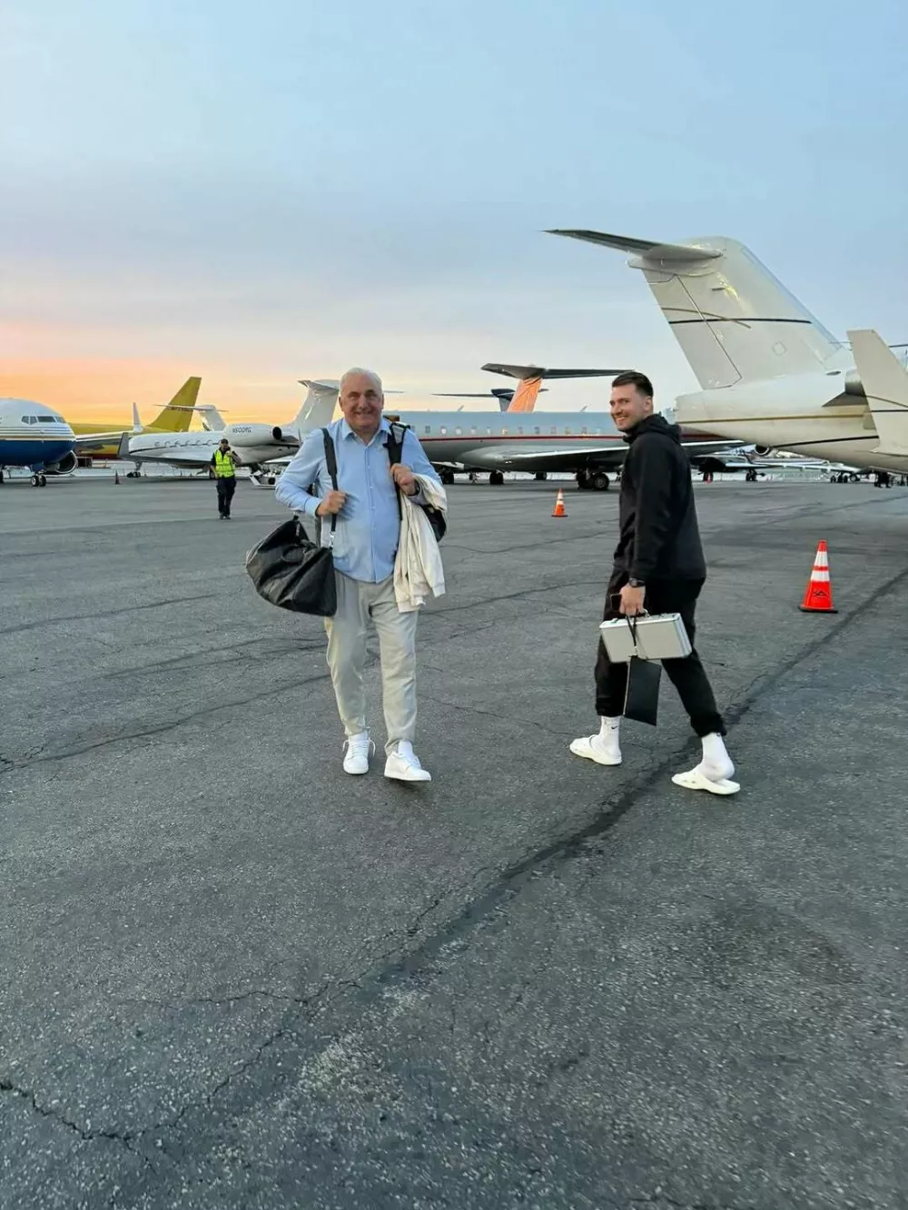 Oče Sa&scaron;a in sin Luka Dončič na letali&scaron;ču, brez Anamarije in Lukovih hčerk. 