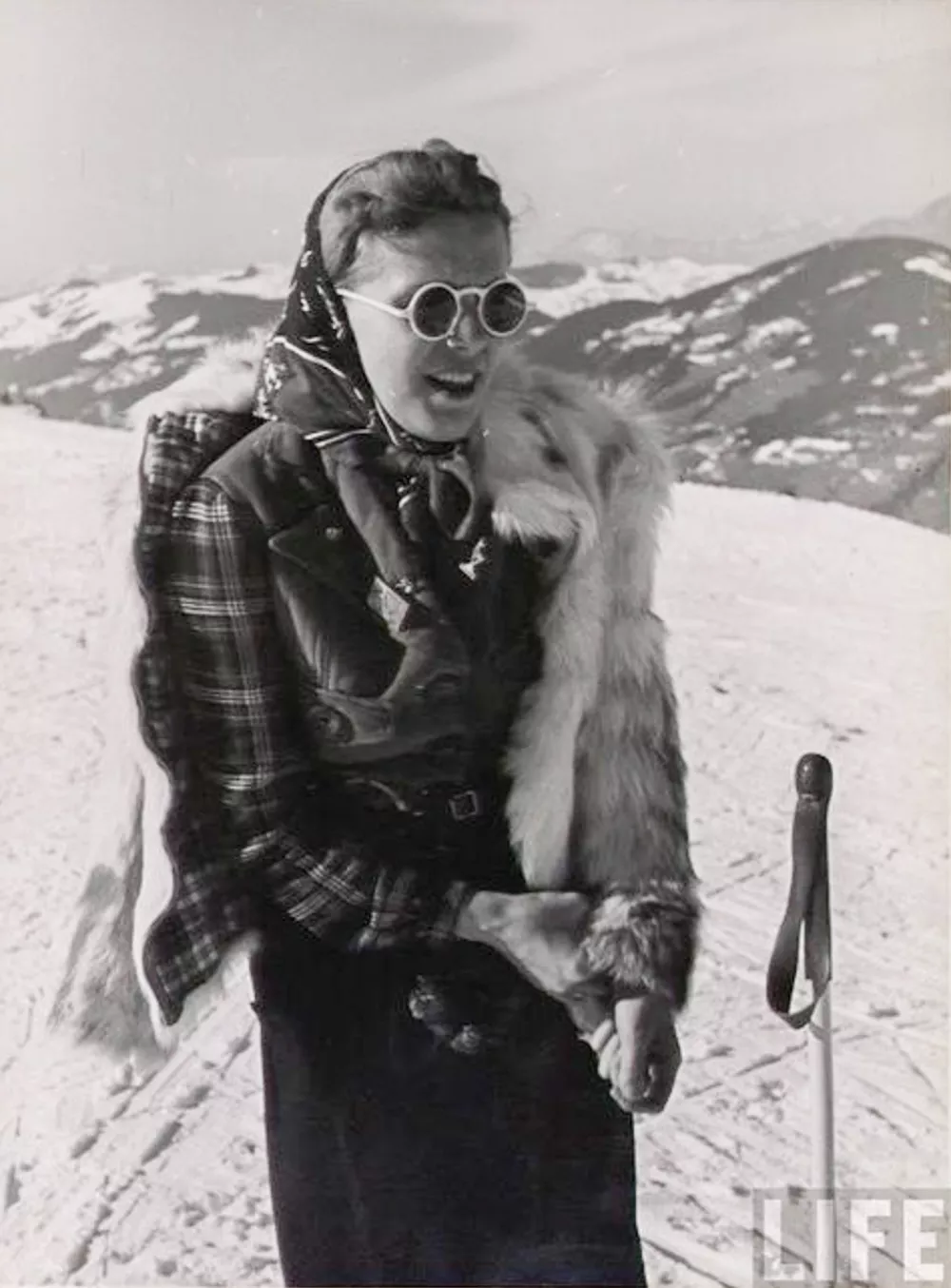 Ko je smučanje v Evropi postalo bolj uveljavljen in glamurozen alpski družabni &scaron;port, so to začeli opazovati tudi vrhunski oblikovalci. V dvajsetih letih prej&scaron;njega stoletja so ženske opustile krila, saj so oblikovalci, kot so Lucien Lelong, Edigio Scaioni in Madeleine Vionnet, začeli izdelovati modna smučarska oblačila z valovitimi dvodelnimi hlačnimi kostimi, vzorci art deco in toplimi pletenimi dodatki. Herm&egrave;s je desetletje pozneje &scaron;el &scaron;e korak dlje in predstavil svojo prvo in edino linijo smučarskih oblačil (do leta 2013).