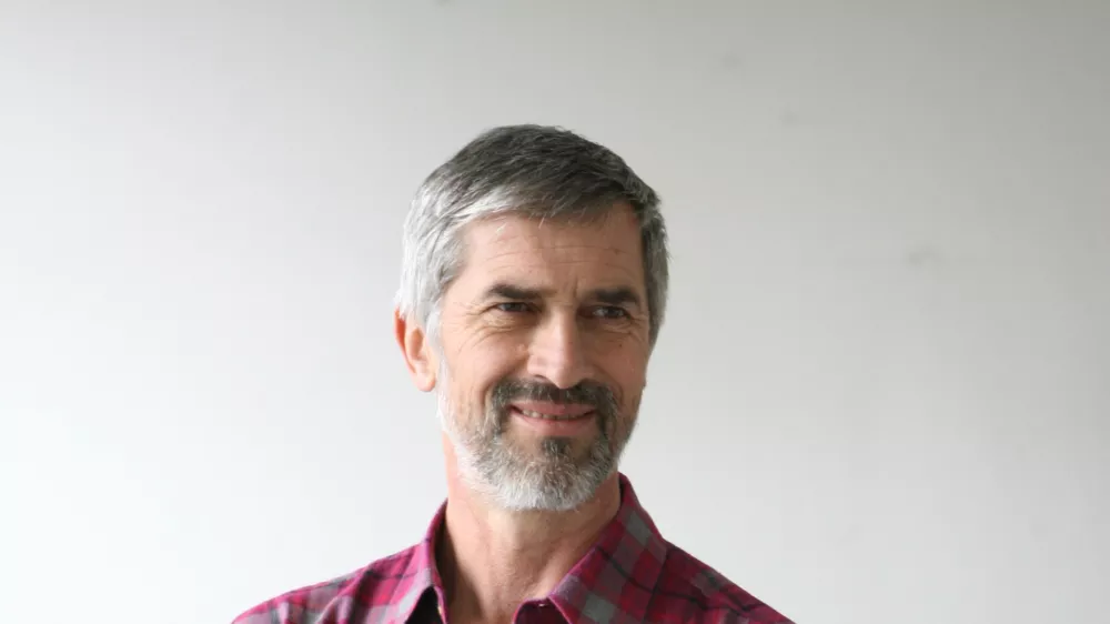 Andrej Velkavrh, meteorolog - vremenoslovec in dolgoletni televizijski napovedovalec vremena, prognostik v Uradu za meteorologijo pri ARSO - Agencija RS za okolje, kolumnist- Dnevnik 2016 - portreti za komentarje in kolumne - kolumnisti - novinarji//FOTO: Toma? Skale