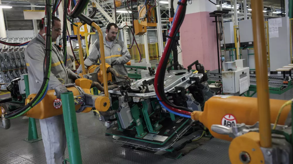 - tovarna - proizvodnja linija - linijska kontrolna postaja in povezovalni tekoči trak - revozovi delavci- 07.05.2014 - REVOZ d.d., podjetje za proizvodnjo in komercializacijo avtomobilov Novo mesto - nova proizvodna linija za novi model Renaultovega twinga - odprtje novih proizvodnih linij v okviru naložbenega projekta Edison, ki je poleg twinga predvidena tudi proizvodnja vozil Daimlerjeve znamke Smart//FOTO: Luka Cjuha