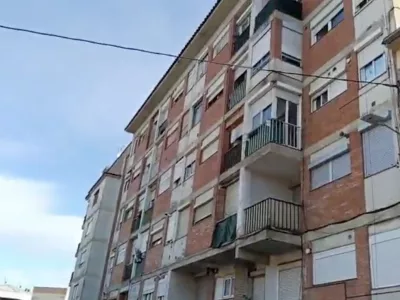 Požar je izbruhnil v skladi&scaron;ču na vrhu petnadstropnega stanovanjskega bloka Foto: zajem zaslona X