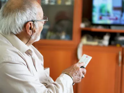 Včasih pa se obrestuje, če si pogledamo kak&scaron;en televizijski oglas. / Foto: Istock