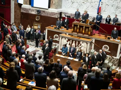 Minuta molka v francoskem parlamentu v spomin pokojnemu Quentina Deranqueju. Foto: Profimedia