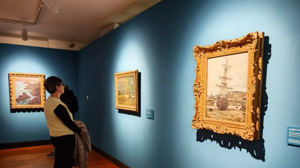 Claude Monet in njegov kot z Nasedlo ladjo v F&eacute;campu v prvi vrsti / Foto: Miha &Scaron;tamcar