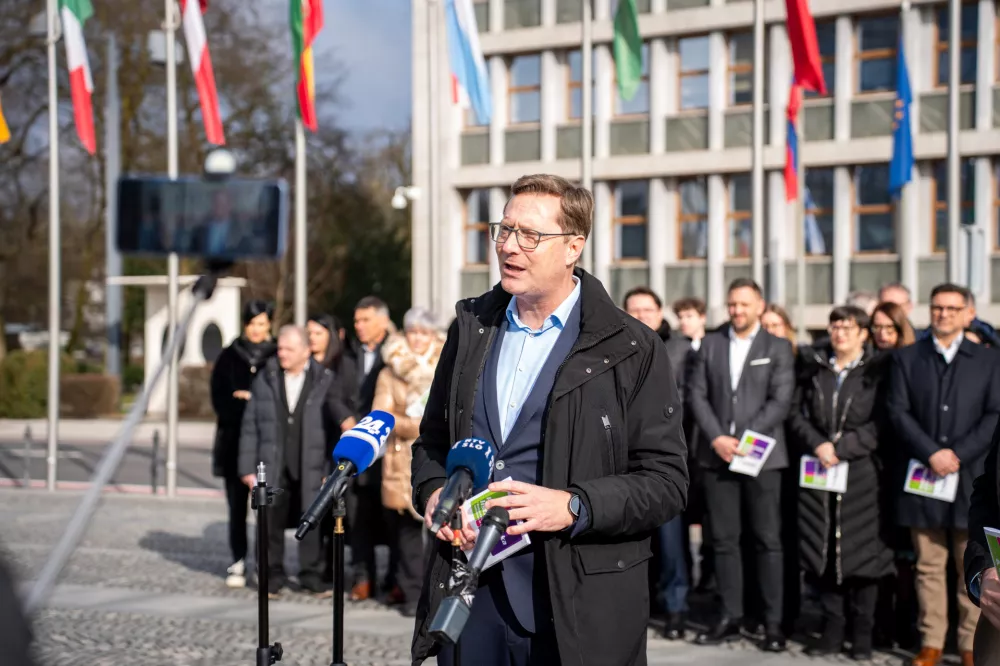 Ljubljana, Trg republike.Predstavitev kandidatk in kandidatov Preroda-stranke Vladimirja Prebilica za drzavnozborske volitve.Predsednik stranke Prerod Vladimir Prebilic. / Foto: Jakob Pintar/sta