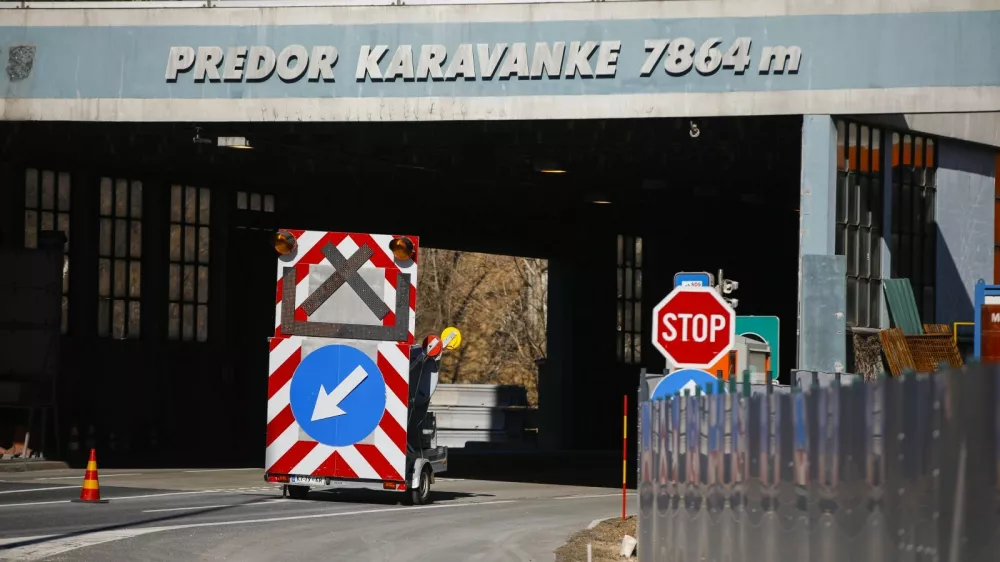 Uprava druzbe Dars si je skupaj z ministrom za infrastrukturo Jernejem Vrtovcem ogledala potek gradnje vzhodne cevi predora Karavanke.