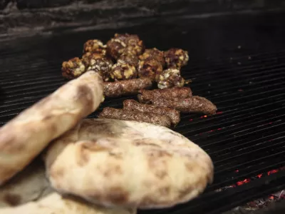 - 07.12.2015 - Gostilna Dubočica - Zalo&scaron;ka cesta 31 v Ljubljani - specialitete srbske kuhinje - jedi iz žara - ro&scaron;tilj - žar - čevapčiči - lepinja //FOTO: Luka Cjuha. / Foto: Luka Cjuha