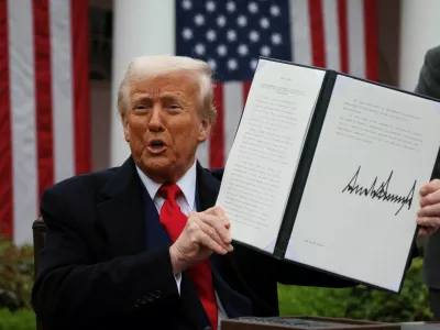 FILE PHOTO: U.S. President Donald Trump holds a signed executive order on tariffs, in the Rose Garden at the White House in Washington, D.C., U.S., April 2, 2025. REUTERS/Leah Millis/File Photo / Foto: Leah Millis