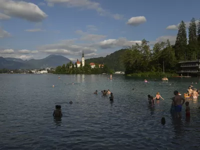 Kljub občasnemu nezadovoljstvu na Bledu ne načrtujejo strogih ukrepov vedenjske narave, kot je kodeks oblačenja ali prepoved kovčkov na kolesih. / Foto: Nik Erik Neubauer