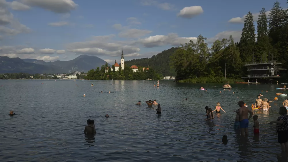 Kljub občasnemu nezadovoljstvu na Bledu ne načrtujejo strogih ukrepov vedenjske narave, kot je kodeks oblačenja ali prepoved kovčkov na kolesih. / Foto: Nik Erik Neubauer