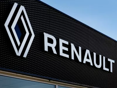 FILE PHOTO: A logo of Renault is seen outside a Renault car dealer in Arnhem, Netherlands February 18, 2025. REUTERS/Piroschka van de Wouw/File Photo/File Photo