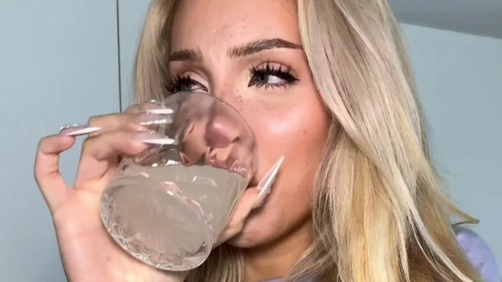 EXCLUSIVE: Story from Jam Press (Influencer Rib Broth)Pictured: A social media user comments on the video of Adea making and drinking broth made from her own removed ribs.VIDEO: Influencer makes bone broth with OWN RIBS removed in cosmetic procedureAn influencer made bone broth with the ribs she had removed in a cosmetic procedure &ndash; causing alarm and disbelief.Adea Danielle, known online as Adea, told how she had some ribs removed to achieve a tiny "wasp waist".The content creator, who has 1.7m TikTok fans, said she froze her removed ribs for six months before deciding to consume them in a broth.The unbelievable video showing her sampling soup made from her own bones went viral, with 16.8m views and 12,000 comments.Adea is first seen wearing a post-operative corset, which she says is part of her recovery process after the operation.She then holds up a bag of small bones while telling her fans: "Let's make some bone broth with my own ribs."I haven't opened this bag of ribs in six months."The influencer, who also speaks French and is based in Canada, is then seen boiling the bones and leaving them to simmer."After hours of cooling in the fridge, we have a highly concentrated bone broth," she says."Bone broth has a lot of vitamins and is really good for the gut health."After taking a sip, she adds: "This tastes like chicken."Shocked viewers could not believe their eyes.One fan said: "Please tell me it's not real!""Human ribs are bigger than that &ndash; those are ribs from an animal," added Hannah.Another fan remarked: "They're not pork ribs, they're hers, she even said so herself in the video."After the footage went viral, medical specialists warned about the risks associated with this type of surgery.Dr. Manuel G&oacute;mez Villar said: "The ribs protect vital organs such as the heart, lungs, and kidneys &ndash; and along with the intercostal muscles, they are essential for breathing and lung capacity."It's a very difficult surgery to perform precisely bec.11 Feb 2026Pictured: Story from Jam Press (Influencer Rib Broth)Pictured: A video grab of Adea making and drinking broth made from her own removed ribs.VIDEO: Influencer makes bone broth with OWN RIBS removed in cosmetic procedureAn influencer made bone broth with the ribs she had removed in a cosmetic procedure &ndash; causing alarm and disbelief.Adea Danielle, known online as Adea, told how she had some ribs removed to achieve a tiny "wasp waist".The content creator, who has 1.7m TikTok fans, said she froze her removed ribs for six months before deciding to consume them in a broth.The unbelievable video showing her sampling soup made from her own bones went viral, with 16.8m views and 12,000 comments.Adea is first seen wearing a post-operative corset, which she says is part of her recovery process after the operation.She then holds up a bag of small bones while telling her fans: "Let's make some bone broth with my own ribs."I haven't opened this bag of ribs in six months."The influencer, wh.,Image: 1074039477, License: Rights-managed, Restrictions: NO Australia, Germany, Norway, South Korea, Sweden, United Kingdom, United States, Unknown Country, Model Release: no