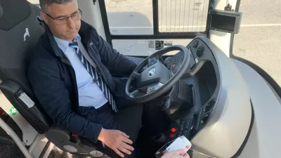 Brnik.Novinarska konferenca Druzbe za upravljanje javnega potniskega prometa, na kateri so predstavili uvedbo bancnega brezsticnega placevanja v medkrajevnem javnem potniskem prometu.Foto: STA