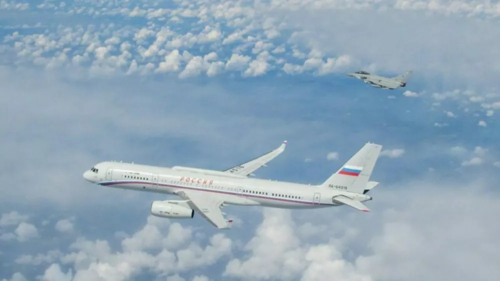 Pred leti so letalo prestregla britanska lovska letala. Takrat je nastala ta fotografija. / Foto: Raf