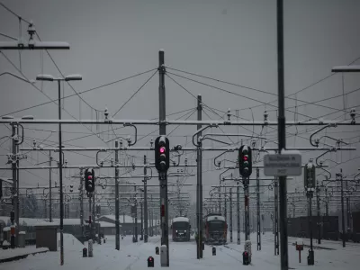 železnice, želežni&scaron;ki promet, tir - železni&scaron;ka proga - semafor - službena in intervencijska pot - - 30.1.2014 - zasnežena Ljubljana - zima - sneg - sneženje  //FOTO: Luka Cjuha.